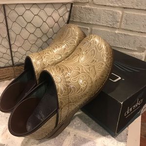 Women’s Dankso Clogs size 10
